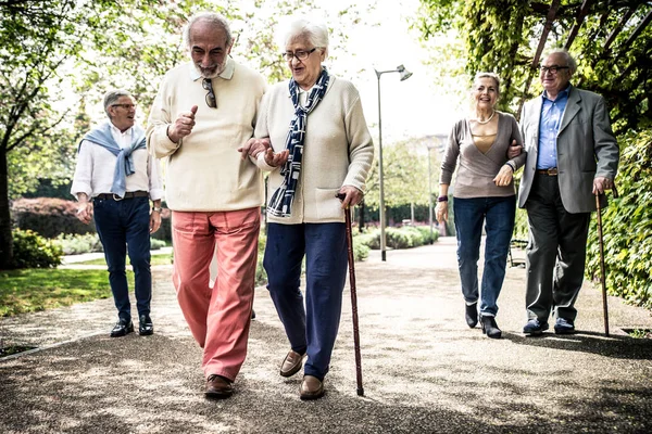 Senioren tijd doorbrengen in het park — Stockfoto