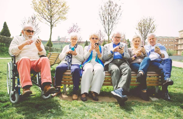 Senioren verbringen Zeit im Park — Stockfoto