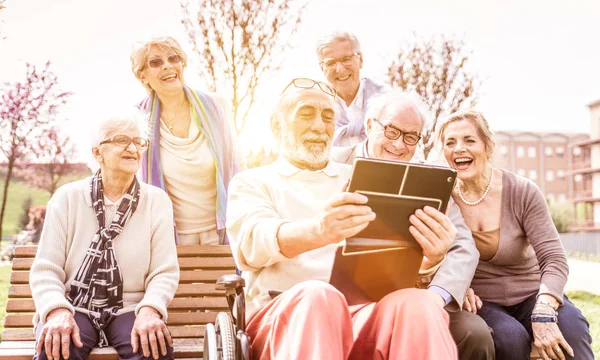 Seniorer som spenderar tid på park — Stockfoto