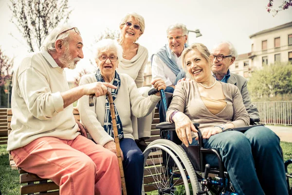 Senioren verbringen Zeit im Park — Stockfoto