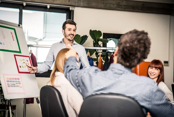 Uppstart team på jobbet — Stockfoto