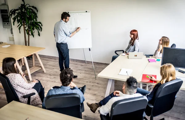 Equipo de inicio en el trabajo — Foto de Stock