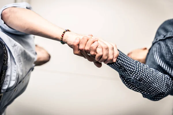 Business handshake v kanceláři — Stock fotografie