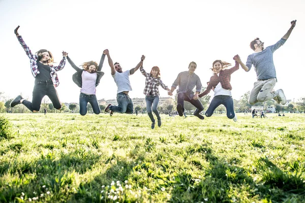 Amici che saltano nel parco — Foto Stock