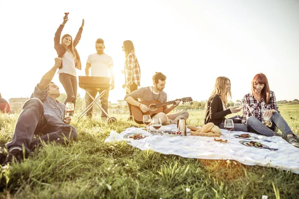 Amigos divirtiéndose en el picnic — Foto de Stock