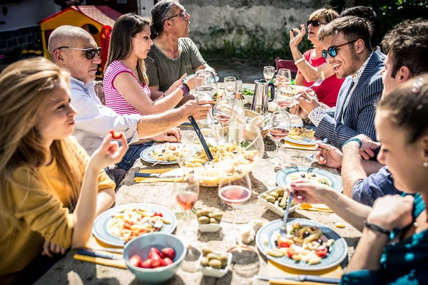 Grupo de amigos comendo ao ar livre — Fotografia de Stock