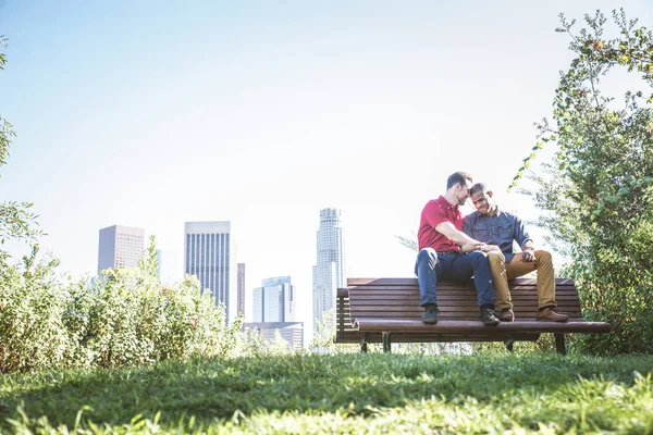 Casal homossexual na data romântica — Fotografia de Stock