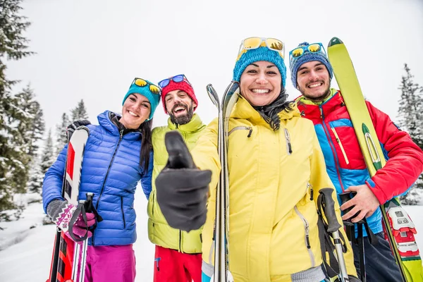 Les skieurs s'amusent sur la neige — Photo