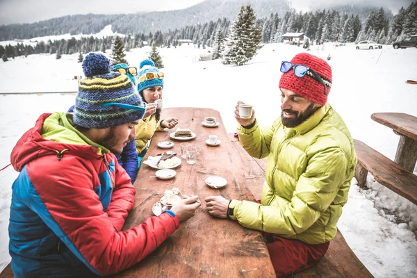 Сноубордисты пьют кофе в ресторане — стоковое фото