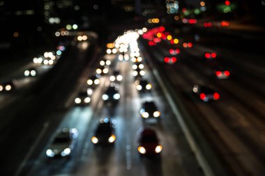 Geceleri otoyolda trafik