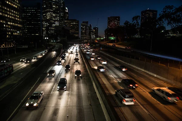 Traffico in autostrada di notte — Foto Stock