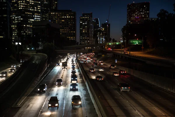 Tráfico por carretera por la noche — Foto de Stock