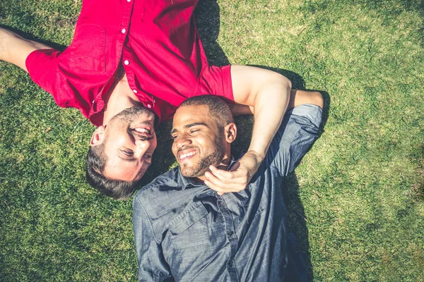 Homosexuelles Paar bei romantischem Date — Stockfoto