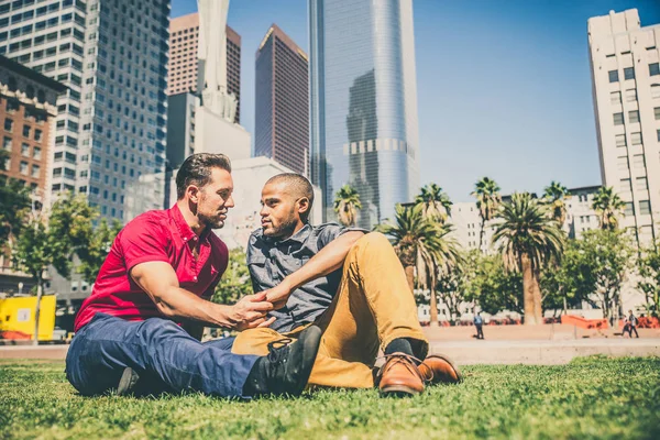 Coppia omosessuale a appuntamento romantico — Foto Stock