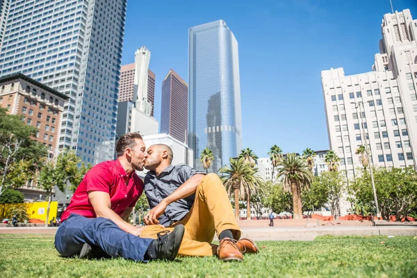 Casal homossexual na data romântica — Fotografia de Stock