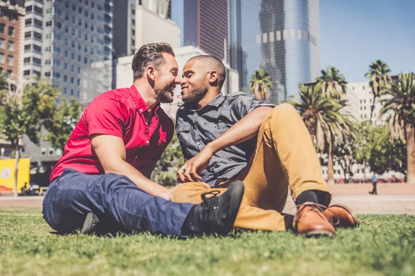 Pareja homosexual en cita romántica —  Fotos de Stock