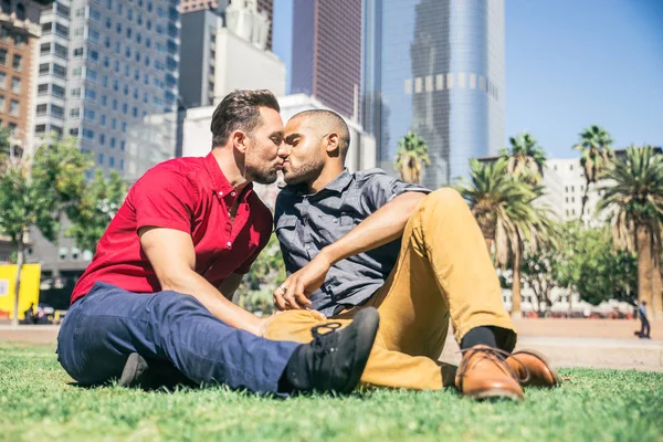 Couple homosexuel à une date romantique — Photo