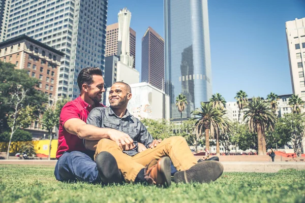 Couple homosexuel à une date romantique — Photo