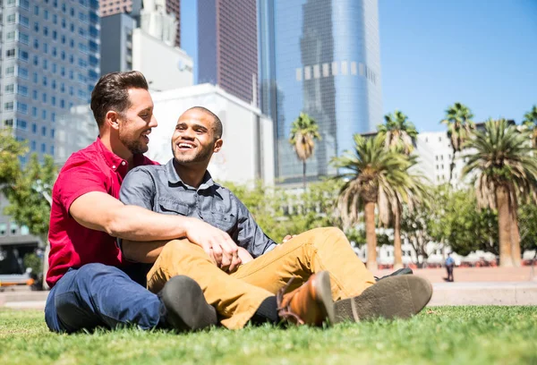 Couple homosexuel à une date romantique — Photo