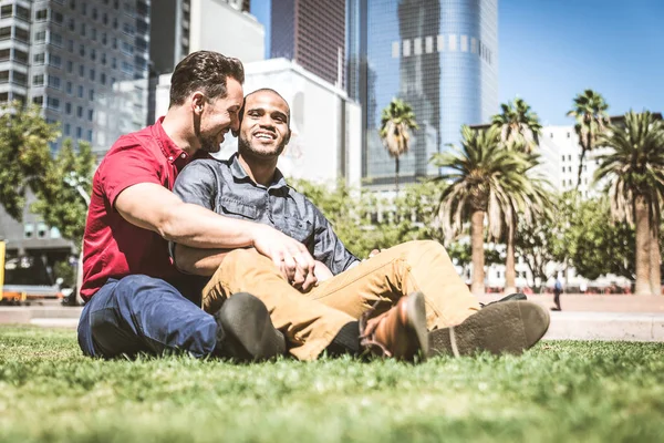 Homosexuelles Paar bei romantischem Date — Stockfoto