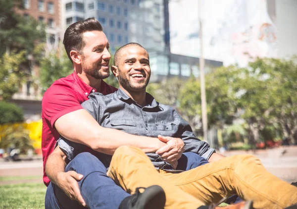 Cuplu homosexual la o întâlnire romantică — Fotografie, imagine de stoc