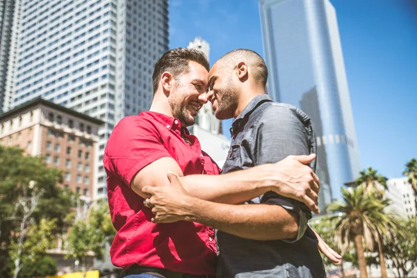 Homoseksueel paar op romantische datum — Stockfoto