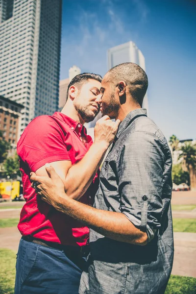 Couple homosexuel à une date romantique — Photo