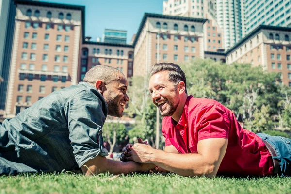 Homoseksueel paar op romantische datum — Stockfoto