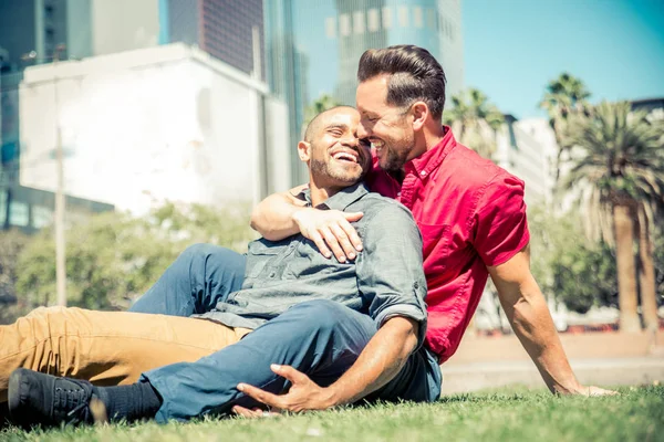 Couple homosexuel à une date romantique — Photo