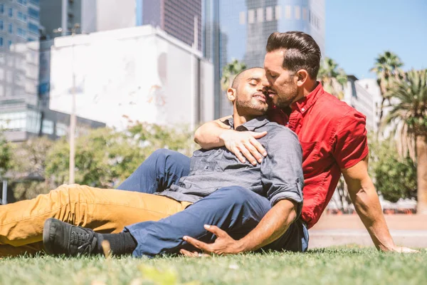 Homoseksueel paar op romantische datum — Stockfoto