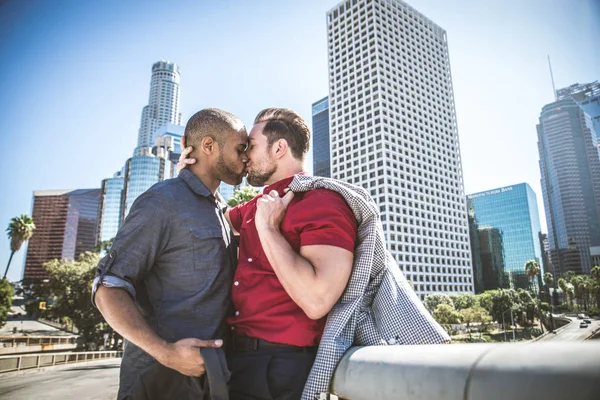 Homoseksueel paar op romantische datum — Stockfoto