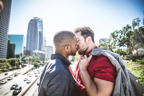 Homosexuella par på romantisk datum — Stockfoto