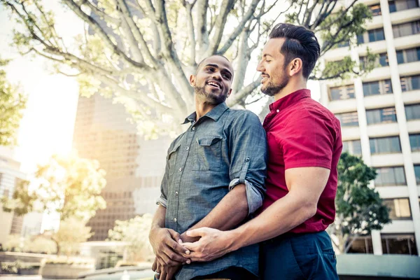 Homosexuelles Paar bei romantischem Date — Stockfoto