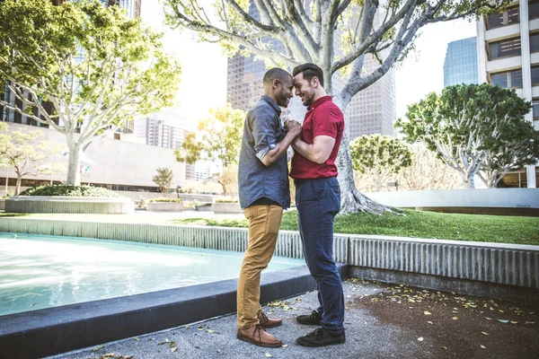 Homoseksueel paar op romantische datum — Stockfoto