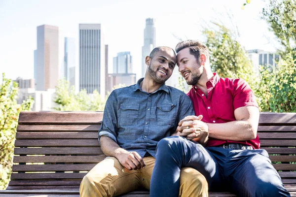 Homoseksueel paar op romantische datum — Stockfoto