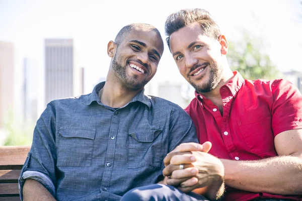 Couple homosexuel à une date romantique — Photo