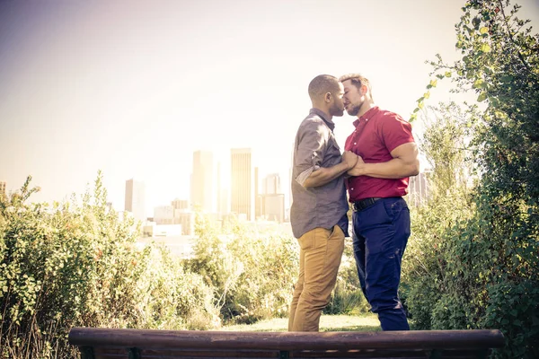 Гомосексуальная пара на романтическом свидании — стоковое фото