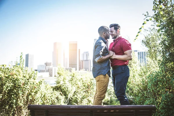 Couple homosexuel à une date romantique — Photo