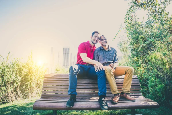 Couple homosexuel à une date romantique — Photo