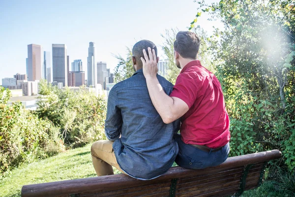 Homosexuella par på romantisk datum — Stockfoto