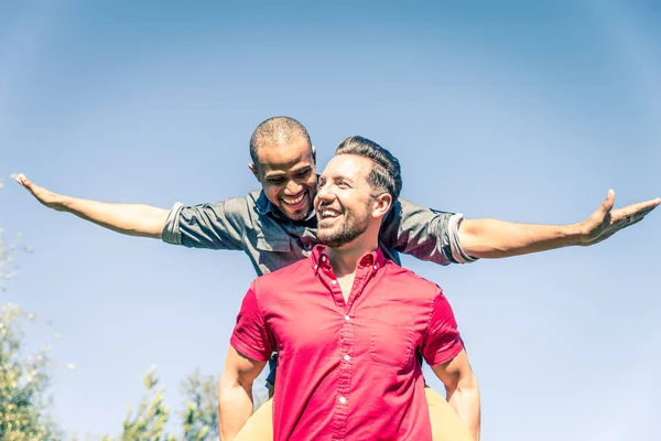 Homoseksueel paar op romantische datum — Stockfoto