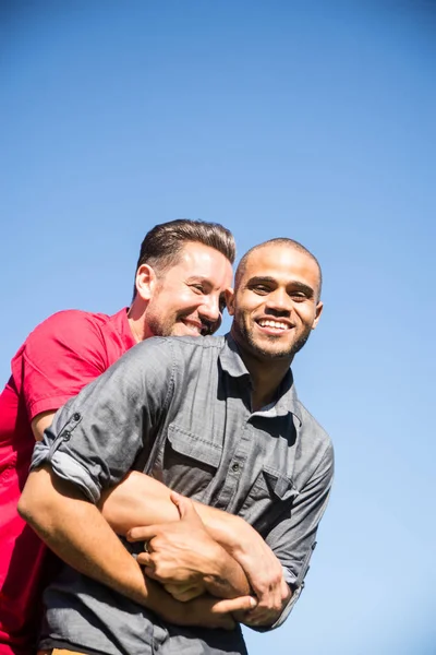 Homosexuelles Paar bei romantischem Date — Stockfoto