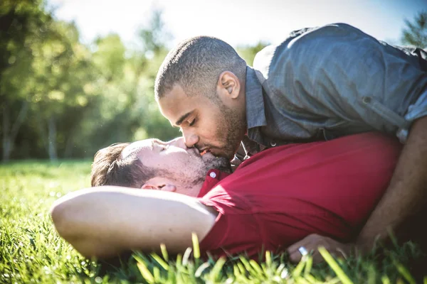 ロマンチックな日付で同性愛カップル — ストック写真