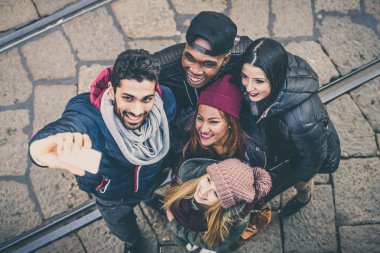 arkadaşlar selfie alarak