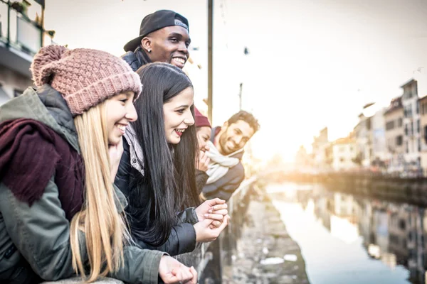 Amigos que se unen al aire libre — Foto de Stock