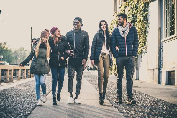 Freunde, die sich im Freien verbinden — Stockfoto