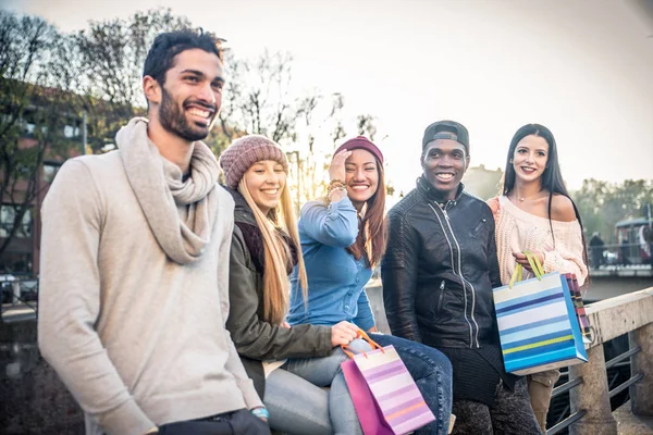 Friends bonding outdoors — Stock Photo, Image