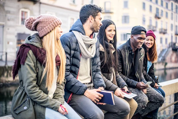 Vänner bonding utomhus — Stockfoto