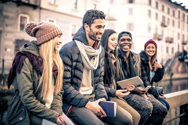 Vänner bonding utomhus — Stockfoto