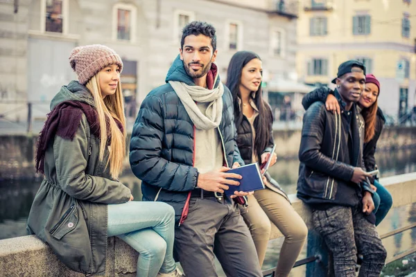 Freunde, die sich im Freien verbinden — Stockfoto